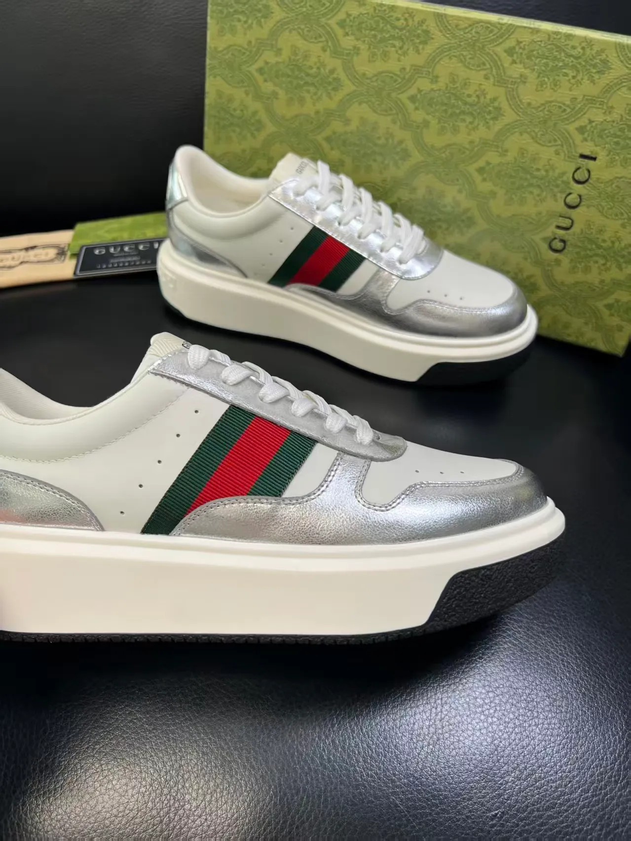 P460 new men's shoes GUCCI [Lightning] latest shoes are shipped. Original quality, fashionable and trendy, using special materials and brand new packaging inside the net. The foot feels super comfortable and the workmanship is impeccable. Size: 38-45